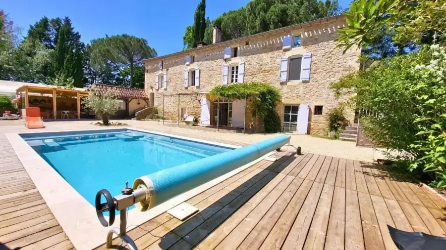 Gîte famille 6 à 10 personnes dans le Lot avec piscine